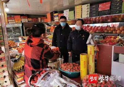快看看!從水果攤上買的炒貨有沒有食品經(jīng)營許可證?