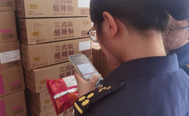 獻(xiàn)禮黨的生日!四川市場采購貿(mào)易預(yù)包裝食品出口首單成功啟動(dòng)